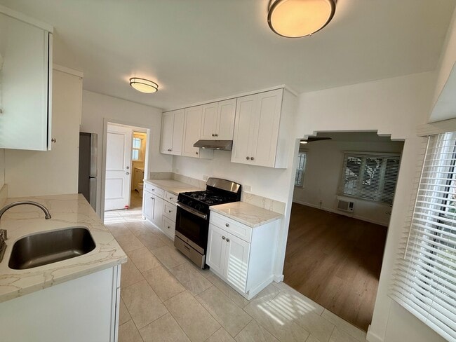 Photo - 1157 N Genesee Ave Unit 1157