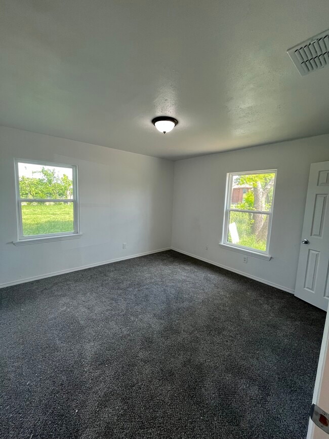 912 W Main St