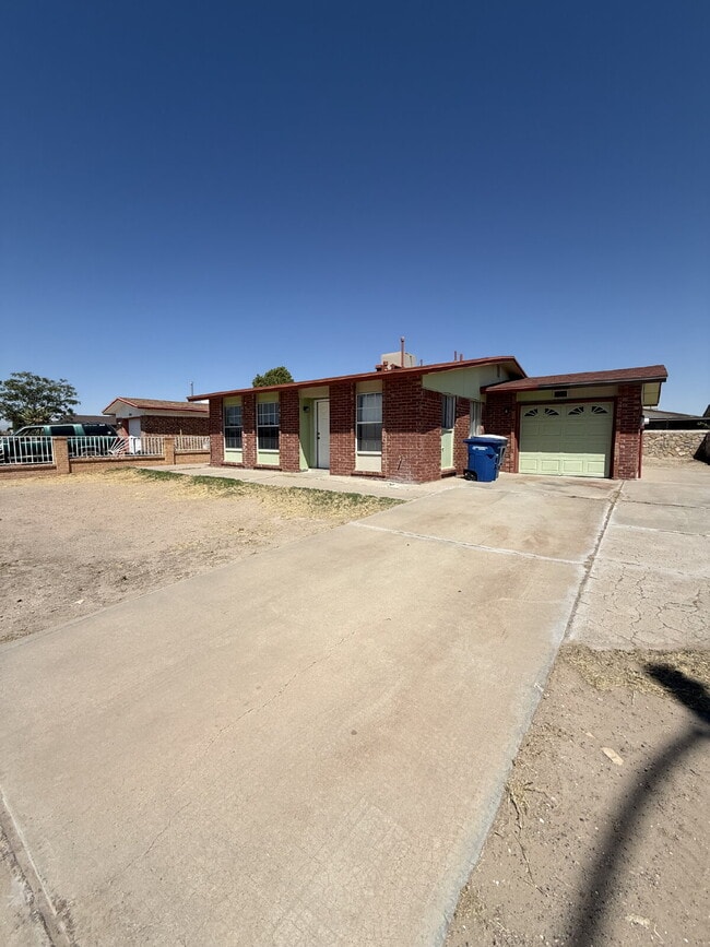 Photo - 955 Versailles Dr