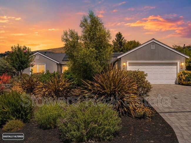Building Photo - 1099 Larch Ave
