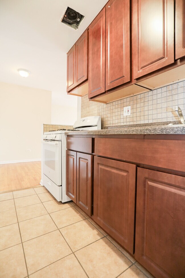 Photo - 1055 W Catalpa Ave Unit 504