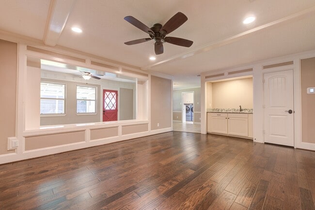 Building Photo - 607 Ellingham Dr