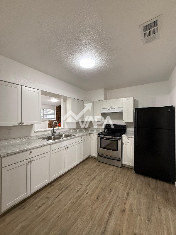 Photo - 943 Weizmann St
