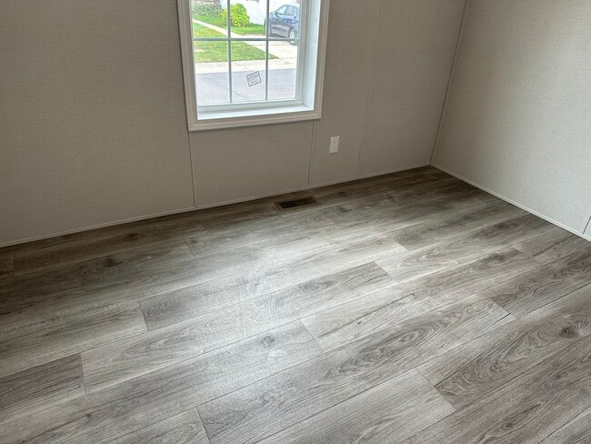 Photo - 357 English Oak Ln