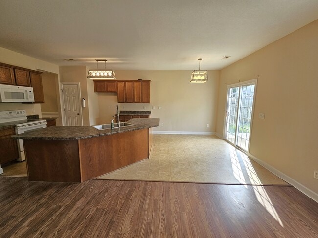 Photo - 232 Worcester Ln