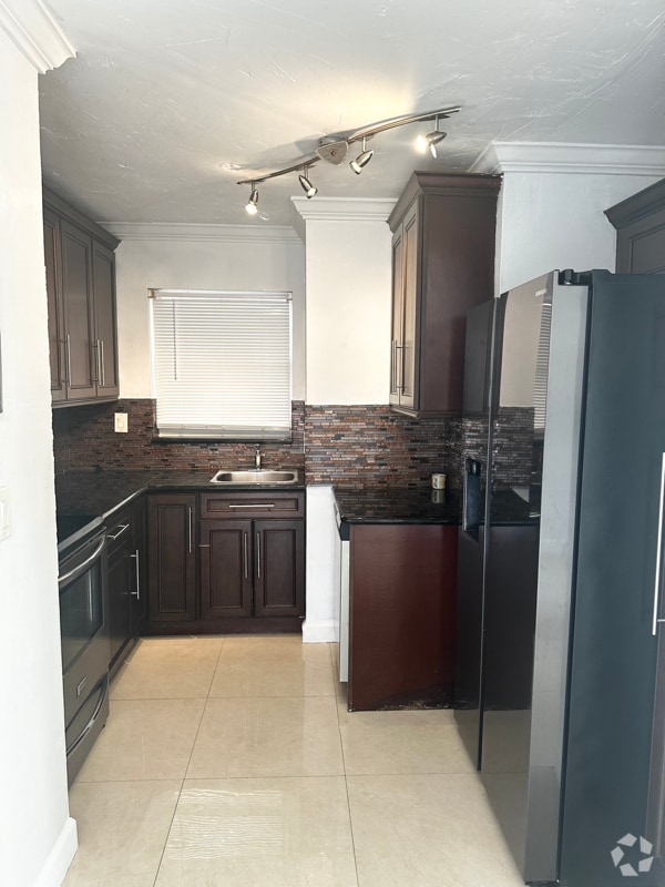 Building Photo - 8840 Fontainebleau Blvd Rental