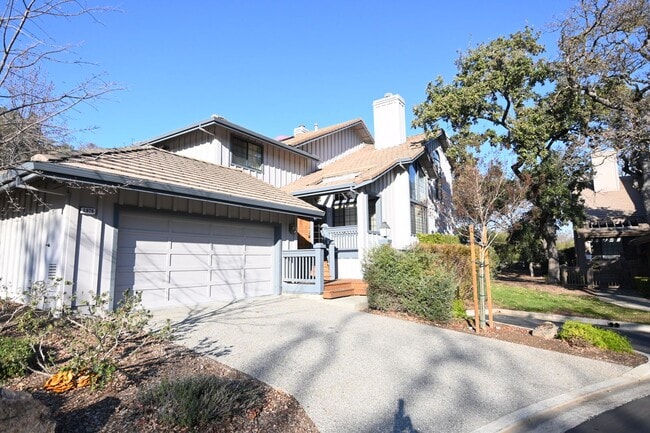 Building Photo - Tranquil / Updated Townhome in Gated in Vi...