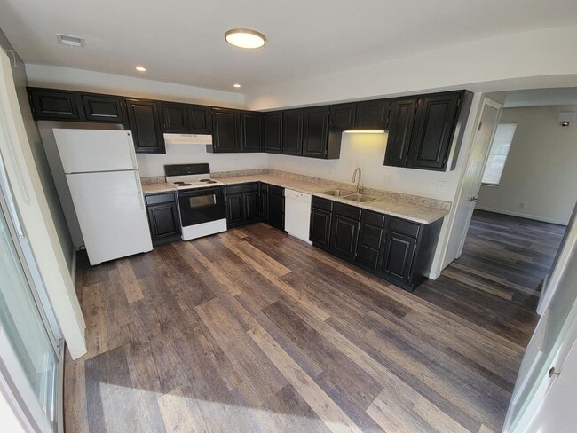 Building Photo - 2 Bedroom Townhome in Shiloh