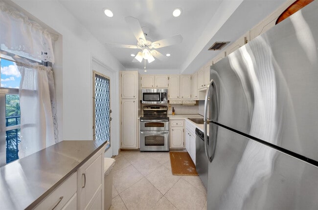 Building Photo - 3000 N Palm Aire Dr Unit 302