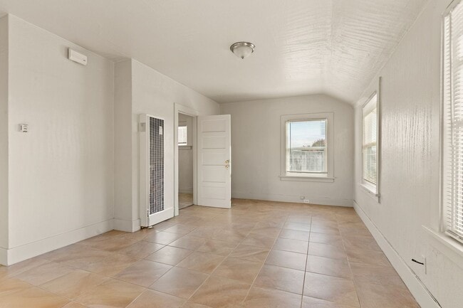 Photo - Utilities Included! Bright 2nd Floor Studio in Mosswood Vintage Building Unit 516-02