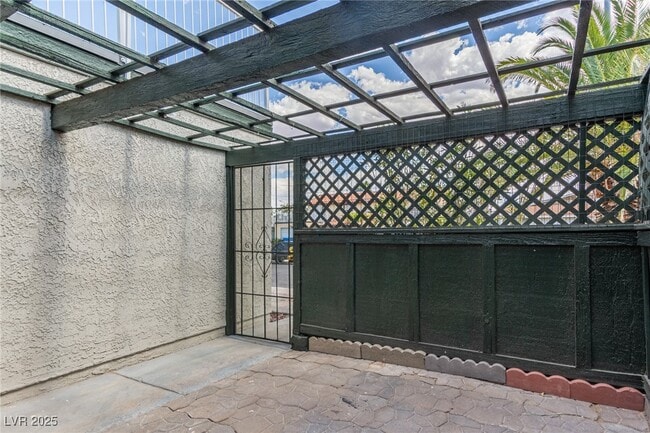 Photo - 557 Chelsea Dr