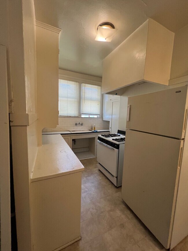 1515-1521 N. Vanness Ave