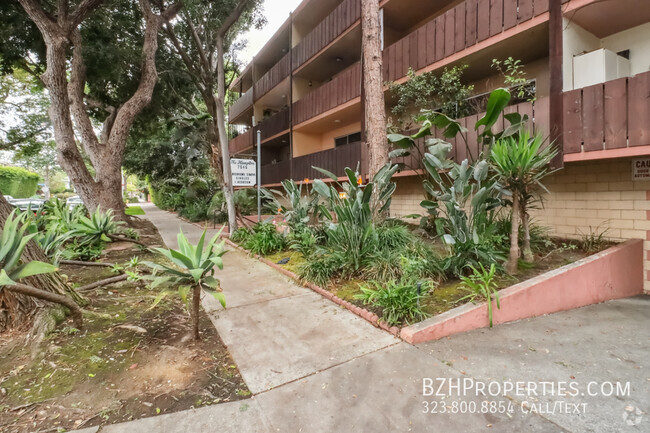 Building Photo - Updated 1Bedroom 1Bathroom In Prime West H... Unit 304 1/2 Rental