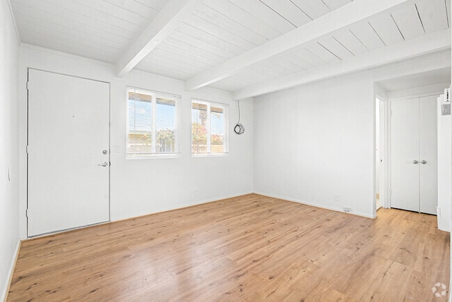 1BR, 1BA - 425SF - Living Room