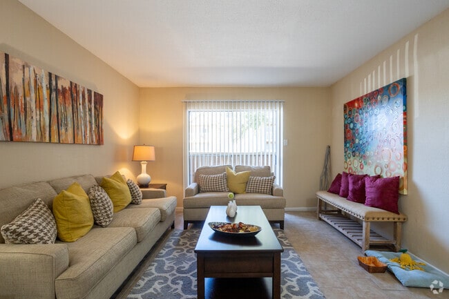 1 BR, 1 BA - 621 SF - Living Room