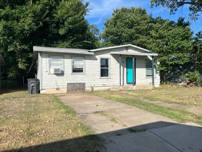 Building Photo - 3 bed 1 bath ready now