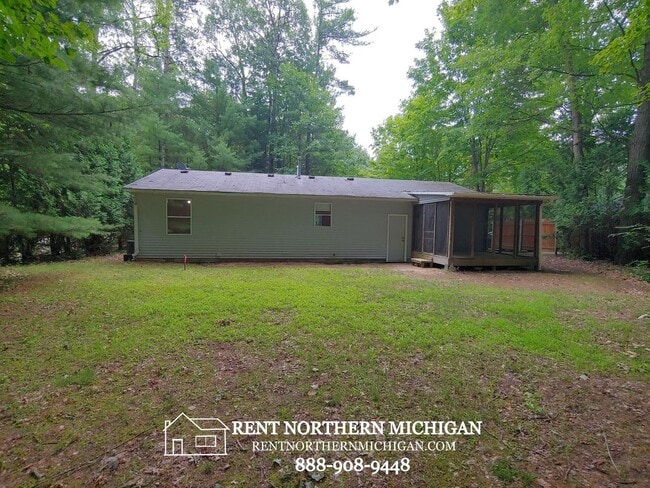 Photo - 2 bed home in Interlochen!! SHOWINGS DAILY 9:00AM - 4:30PM