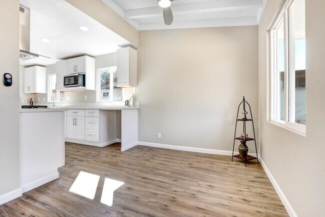 Photo - 713 W Ave H-10