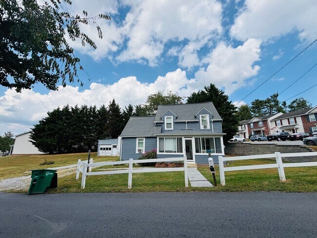 Building Photo - 605 Republic Rd