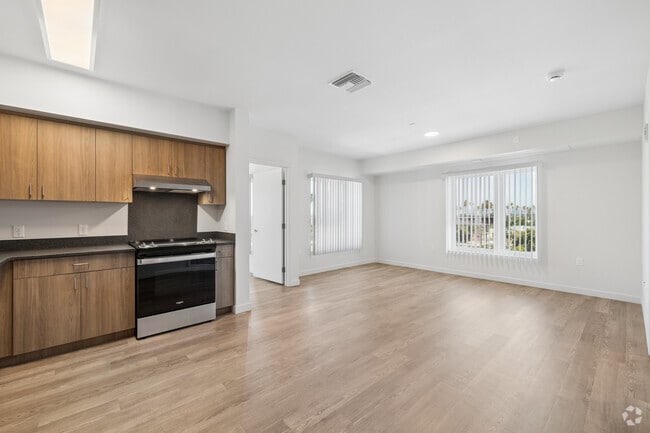 2BR, 2BA - 778SF - Living Room
