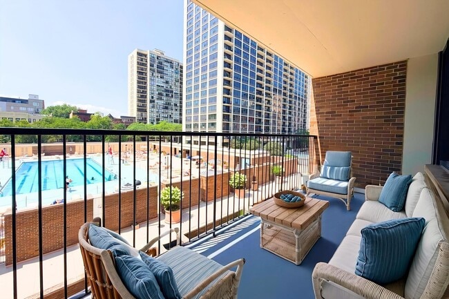 Photo - 1555 N Sandburg Terrace Unidad 305K