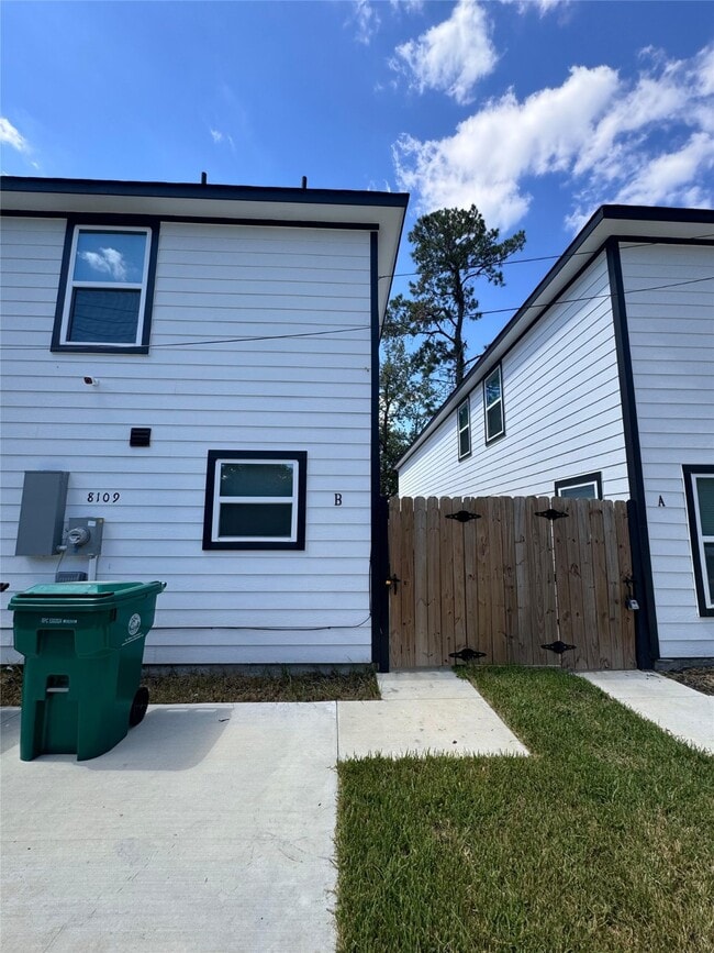 Photo - 8109 Denton St