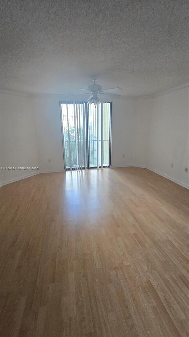 Photo - 1919 Van Buren St Unidad 411A