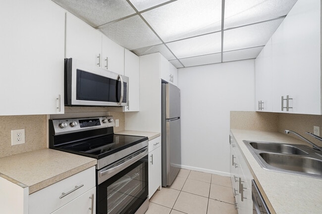 Building Photo - 2401 Antigua Cir Unit J3