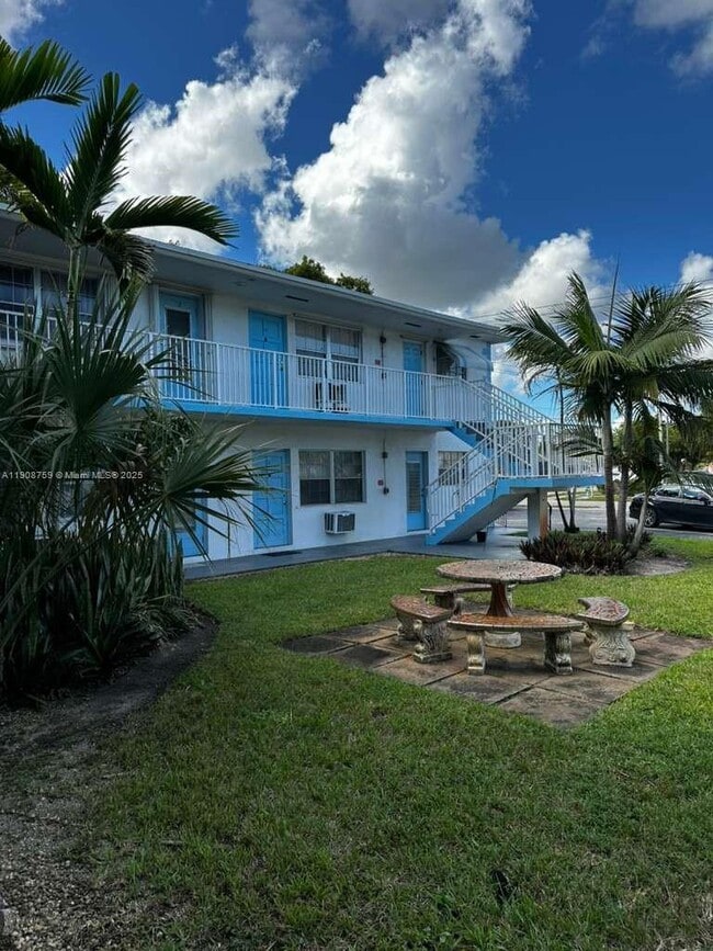 Building Photo - 1850 Arthur St Unit 5