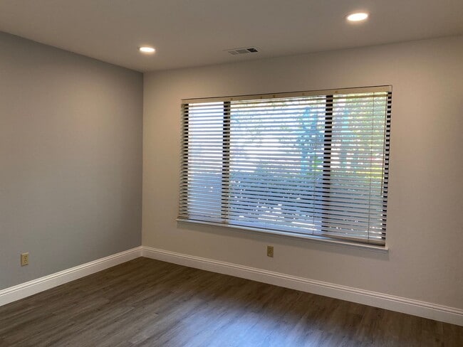 Photo - 201 Lagunaria Ln