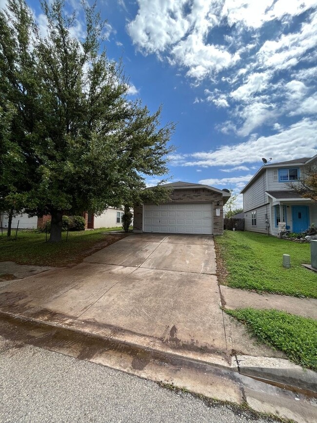 Building Photo - 3 Bedroom 2 bath NEAR TESLA! Rental