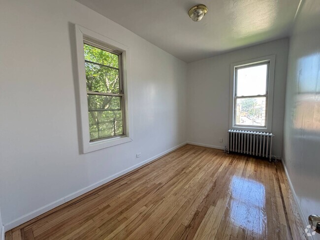Building Photo - 861 Kinsella St Unit 2 Rental