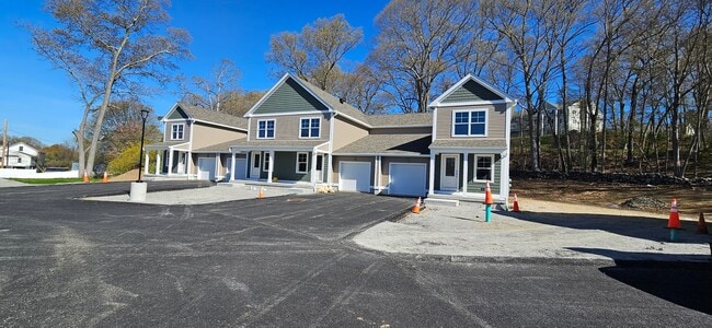 Photo - 719 Putnam Pike