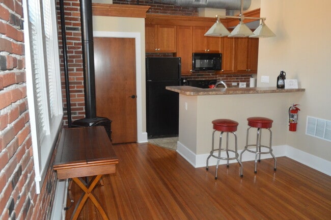 Photo - 124 N Neil St