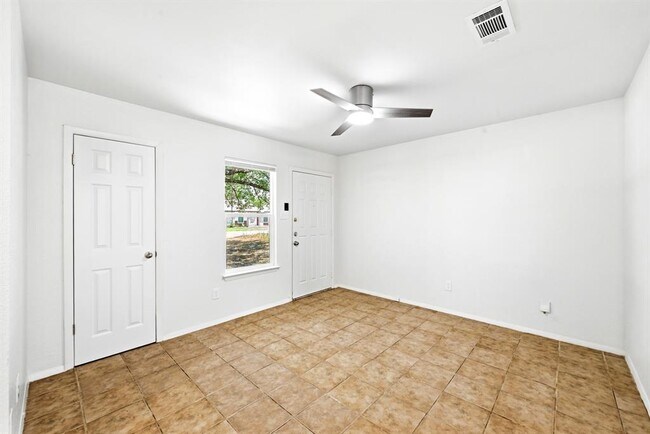 Photo - 910 Bret Ln