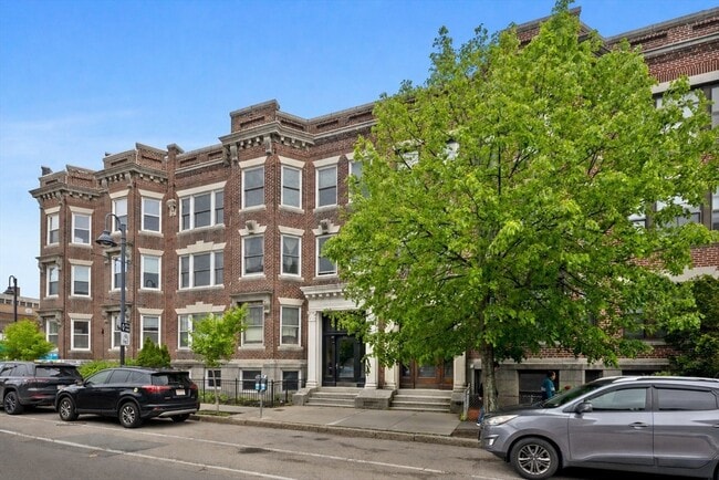 Building Photo - 181 Harvard St Unit 2