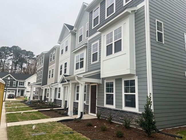 Apex- 3 story /3 bed /3.5 bath. 1800 Sq ft... - Apex- 3 story /3 bed /3.5 bath. 1800 Sq ft... Townhome