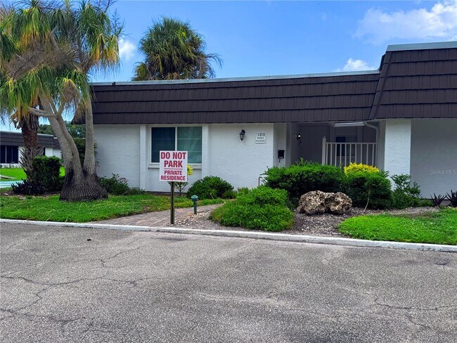 1213 Glen Oaks Dr E