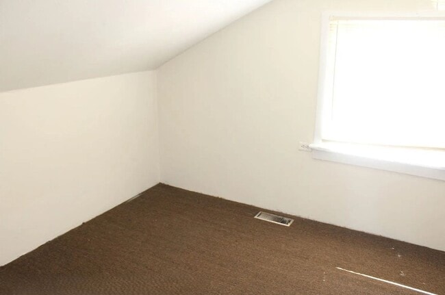 Photo - 6 bedroom, 2 Bath Home Available in August!