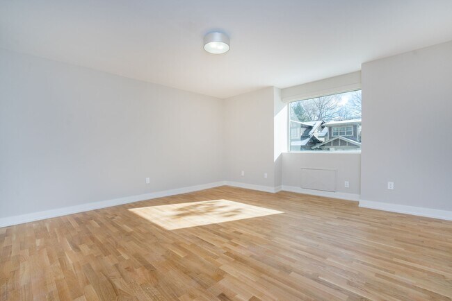 Photo - 3010 Queen Street East Unit 10