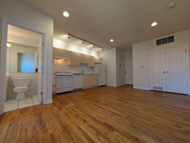 Photo - 914 W Dakin St Unit 306