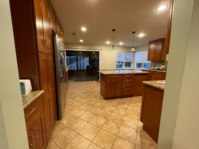 Large kitchen with lots of cabinets. - 1337 Cornell Ave Apartamentos Unidad 2BD 1BA Upstairs