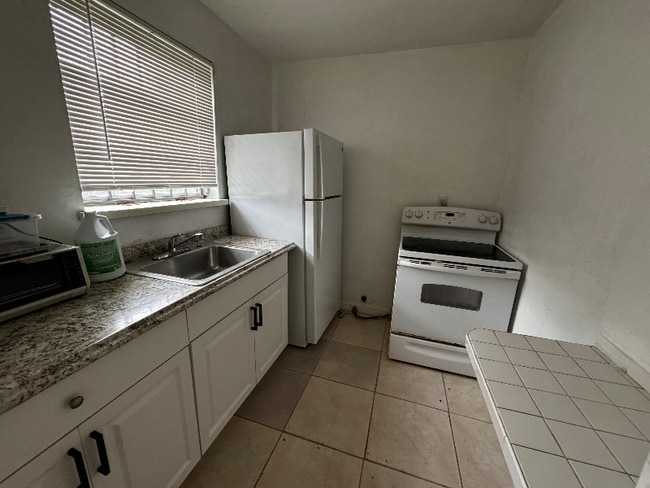50 NE 163rd St Unit Efficiency