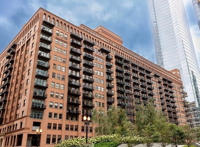 Building Photo - 165 N Canal St Unit 1404