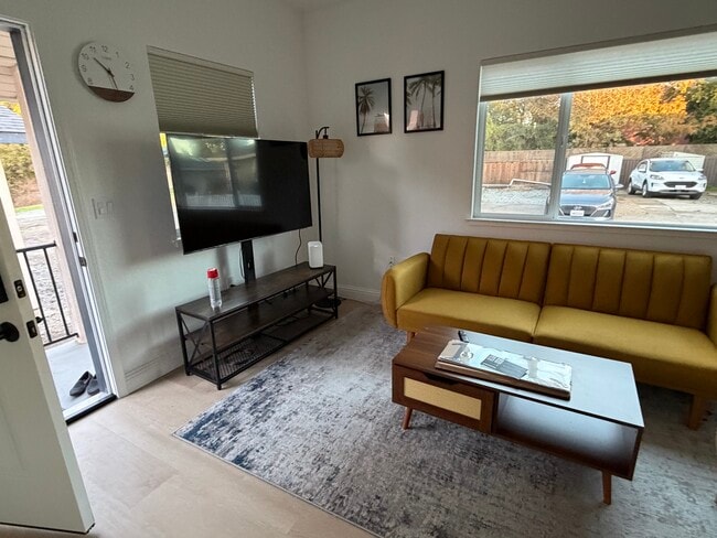 Photo - 1053 Brommer St