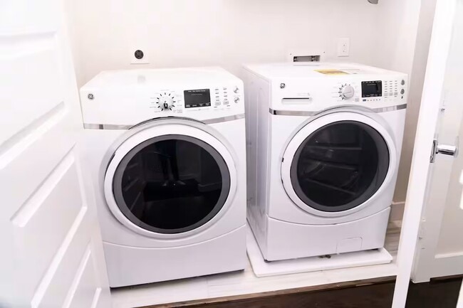 Photo - 2105 Engelmohr St