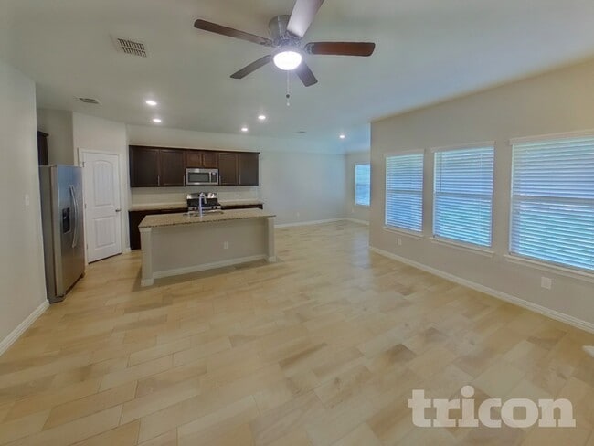 Photo - 810 Silverbell St