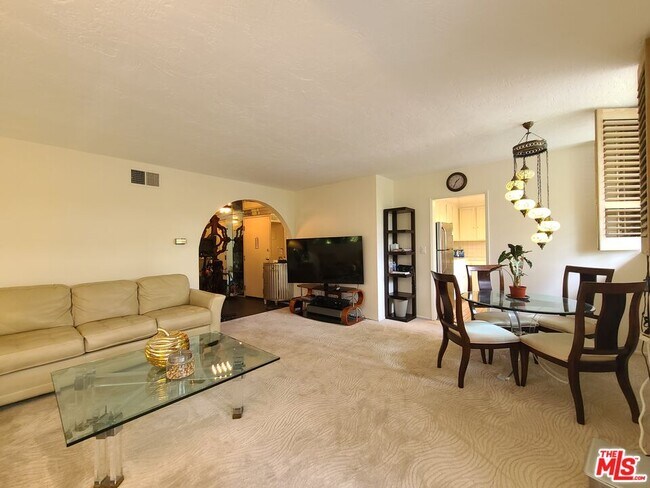 Photo - 933 Hilgard Ave Unidad 301