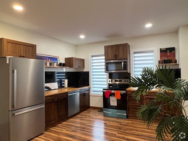 Building Photo - Detroid Shoreway Renovated 4 Bedroom, 2 B... Rental