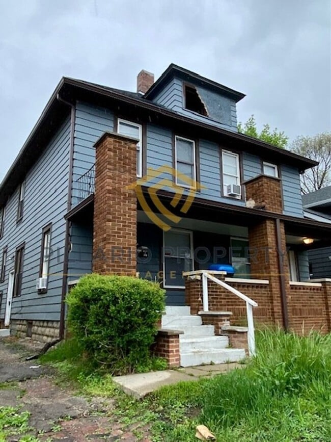 Building Photo - Upstairs Apartment Near Downtown Awaits! 2... Unit 4114 1/2 E Washington St
